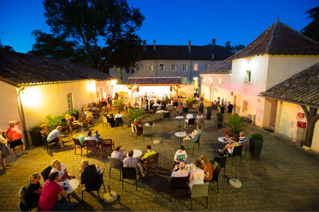 Bar du Camping Château de l'Epervière en Bourgogne
