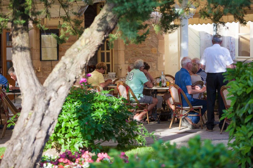 Terrasse du restaurant du camping Bourgogne Château de l'Epervière