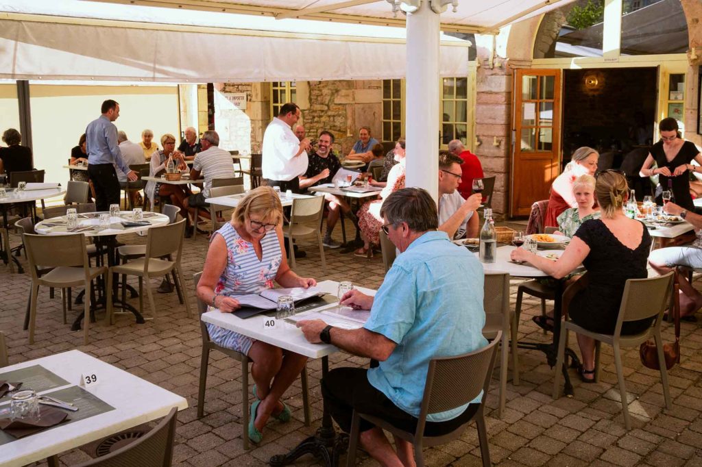 Terrasse du restaurant du camping Bourgogne le Château de l'Epervière